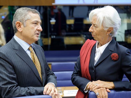 Fabio Panetta conversa con la presidenta del Banco Central Europeo, Christine Lagarde. (Thierry Monasse/Getty Images)