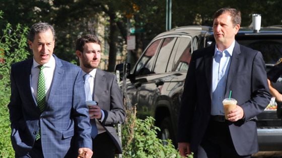 Ex-Celsius CEO Alex Mashinsky, right, near a federal courthouse in Manhattan on Oct. 3, 2023 (Victor Chen/CoinDesk)