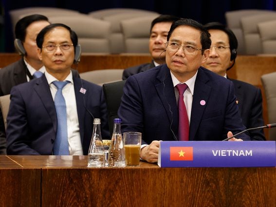 CDCROP: Pham Minh Chinh (R), prime minister of Vietnam (Chip Somodevilla/Getty Images)