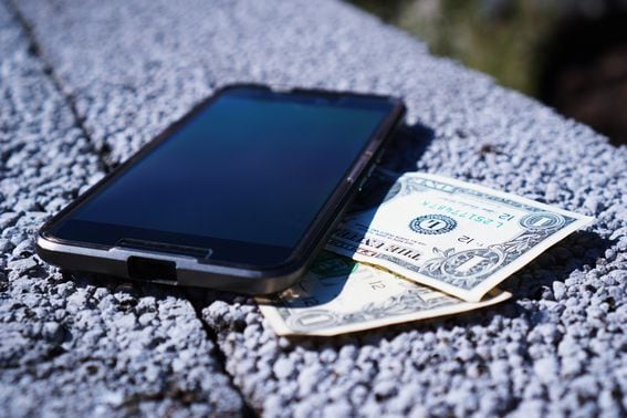 Mobile phone, money (Pixabay)