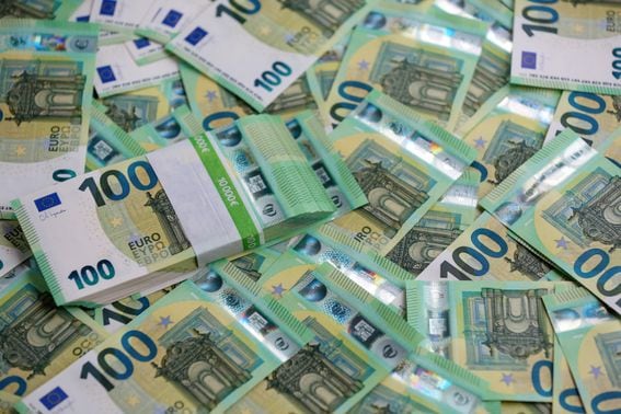 Euro Banknotes (Elena Popova/Getty Images)