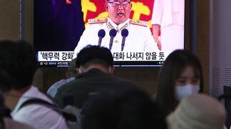 CDCROP: People watch a television broadcast showing a file image of a North Korean leader Kim Jong-Un (Chung Sung-Jun/Getty Images)