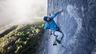 Solo Guy Climbs Rock Wall (Justin Lewis/Getty Images)
