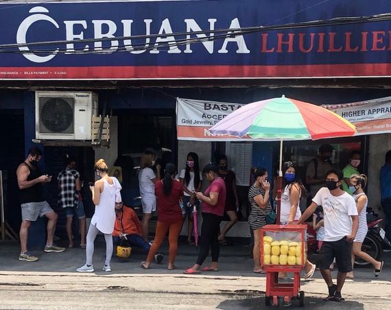 The line outside a Cebuana Lhuillier pawnshop. Credit: Leah Callon-Butler