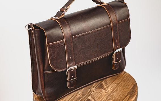 briefcase alexandr-sadkov-BnG4KWAzt9c-unsplash