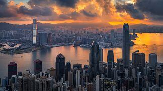 Amanecer en el Puerto de Victoria de Hong Kong, China. (Unsplash)