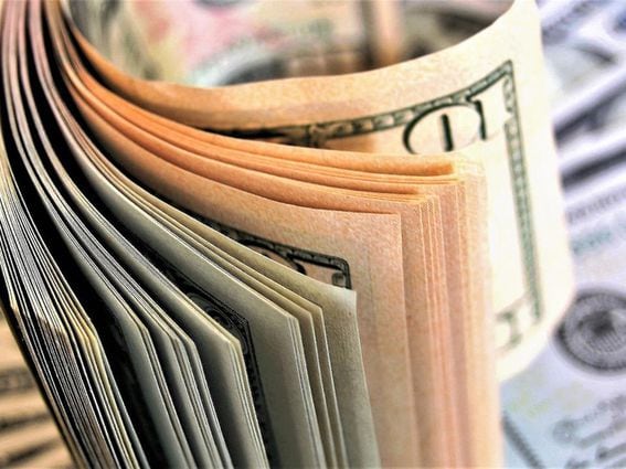 CDCROP: Dollars, bills, ten, money (pasja1000/Pixabay)