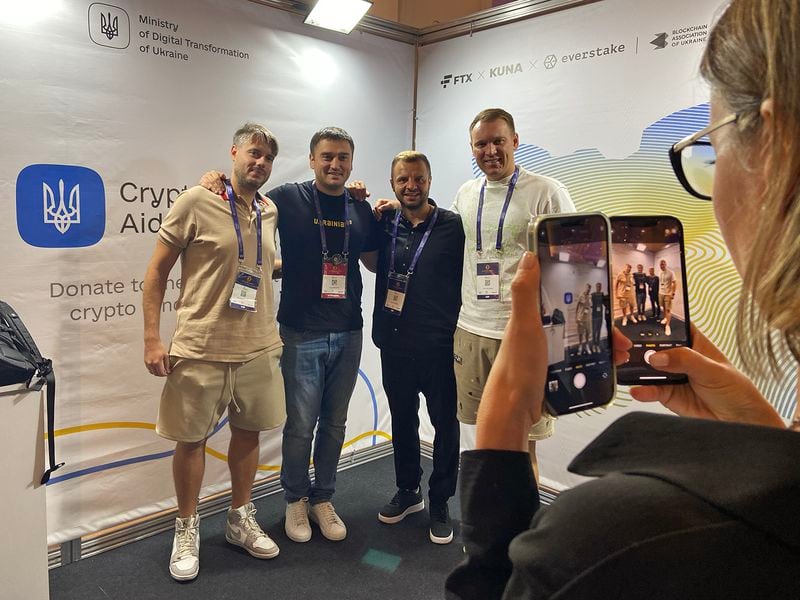 Alex Bornyakov, Ukraine’s deputy minister for digital transformation, obliges attendees with pictures at Blockchain Economy Istanbul. (Amitoj Singh/CoinDesk)