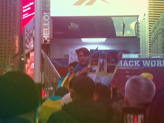 Ukrainian protestors call for greater sanctions on Russia at Times Square vigil in New York City (Daniel Kuhn/CoinDesk)