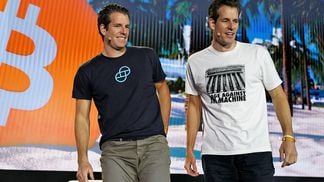 Tyler Winklevoss and Cameron Winklevoss (L-R), creators of crypto exchange Gemini Trust Co. on stage at the Bitcoin 2021 Convention (Joe Raedle/Getty Images)