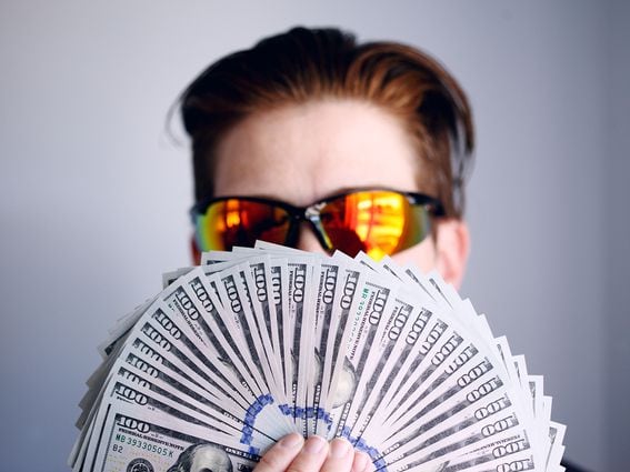 CDCROP: Big spender money cash sunglasses (Unsplash)