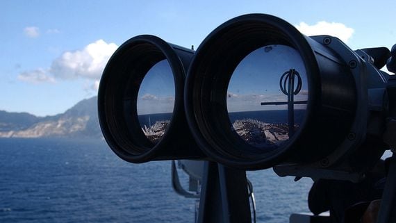 Tracking via a binocular. (12019/Pixabay)