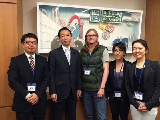  MP Mineyuki Fukuda (second from left) meets with Jesse Powell and the Kraken team
