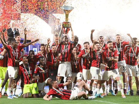 REGGIO NELL'EMILIA, ITALY - MAY 22: Alessio Romagnoli of AC Milan lifts the Serie A Scudetto trophy after their side finished the season as Serie A champions during the Serie A match between US Sassuolo and AC Milan at Mapei Stadium - Citta' del Tricolore on May 22, 2022 in Reggio nell'Emilia, Italy. (Photo by Chris Ricco/Getty Images)