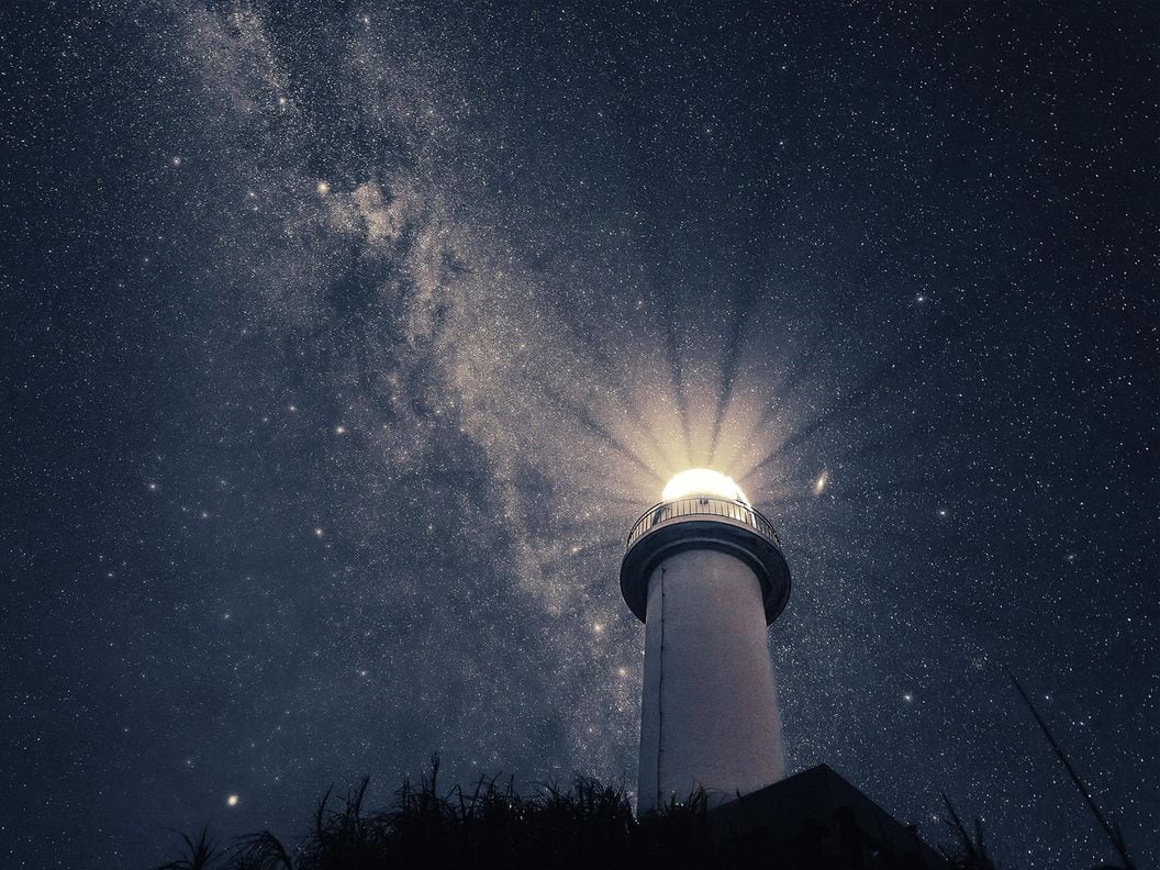 CDCROP: Lighthouse stars starry night sky nighttime (Pixabay)