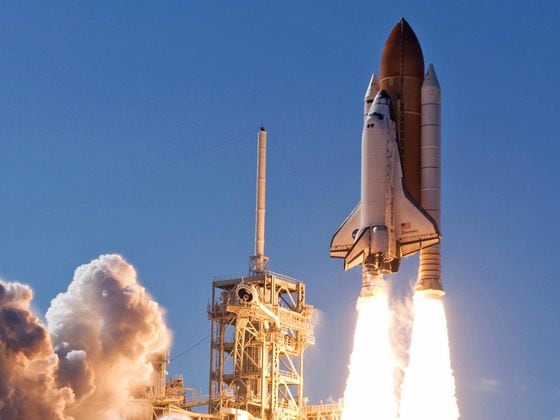 CDCROP: Space shuttle launching into space rocket (WikiImages/Pixabay)