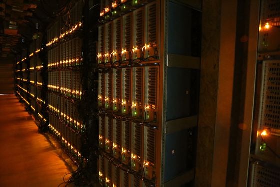 A bitcoin mining rack setup with hundreds of rigs. (Sandali Handagama/CoinDesk)