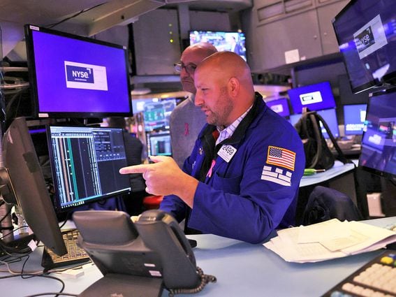 CDCROP: Traders work on the floor of the New York Stock Exchange during afternoon trading on October 03, 2022 in New York City. (Michael M. Santiago/Getty Images)