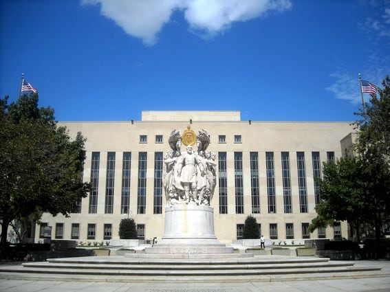 Meade and Prettyman Federal Courthouses (AgnosticPreachersKid/Wikimedia Commons)