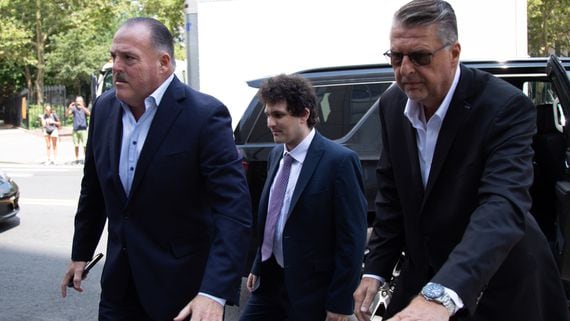 Sam Bankman-Fried, middle, walks into court on Aug. 11. (Victor Chen/CoinDesk)