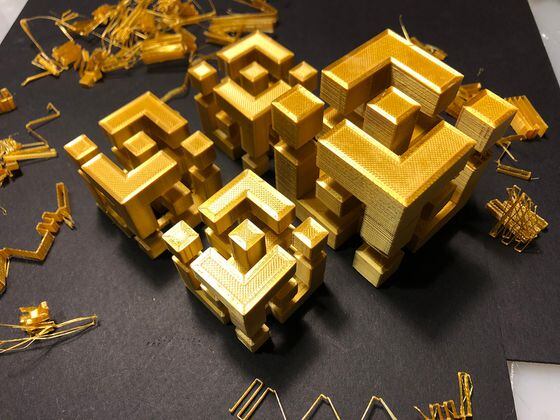 Logo 3D de Binance impreso en dorado. (Rob Mitchell/CoinDesk)