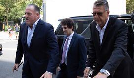 Sam Bankman-Fried, middle, walks into court on Aug. 11, 2023. (Victor Chen/CoinDesk)