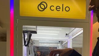 A Celo-sponsored claw machine where attendees could win merchandise items. (Lyllah Ledesma/CoinDesk)