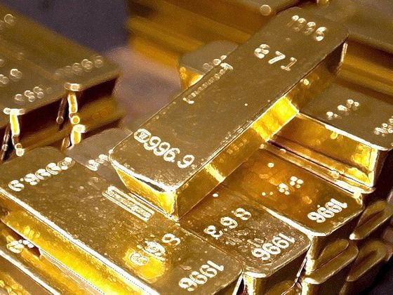Gold prices have climbed about 8% in the past two weeks, while bitcoin has barely budged. (Federal Reserve Bank of New York, modified by CoinDesk)