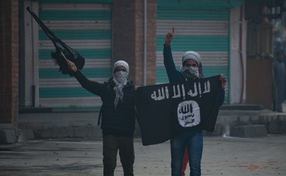 Protestors with ISIS flag (Shutterstock/Musaib Mushtaq)