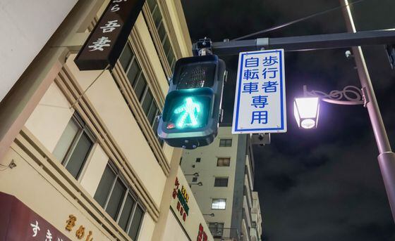Japan walk sign light green