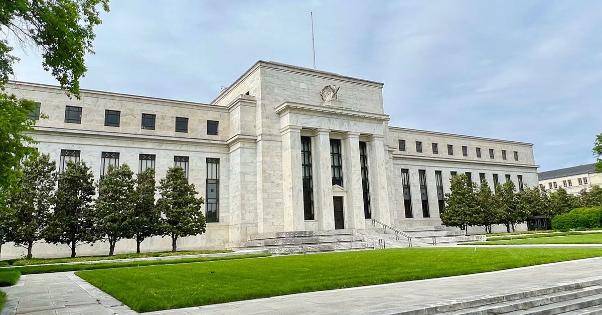 Reserva Federal de EE. UU. eleva tasas al nivel más alto desde 2007 y bitcoin cae por debajo de K