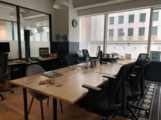 DECENTRALIZED DESK: New York-based crypto companies are asking or mandating employees work from home to prevent the spread of COVID-19. (Photo by Danny Nelson for CoinDesk)