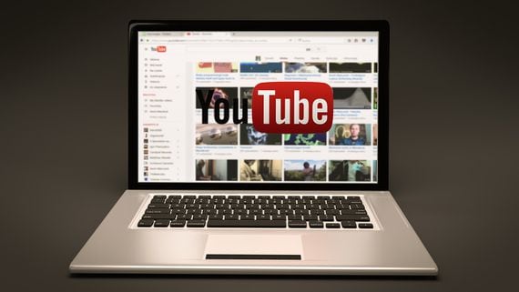 YouTube, laptop, notebook (TymonOziemblewski/Pixabay)