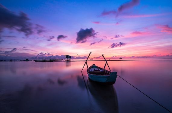 Sunrise, boat (quangle/Pixabay)