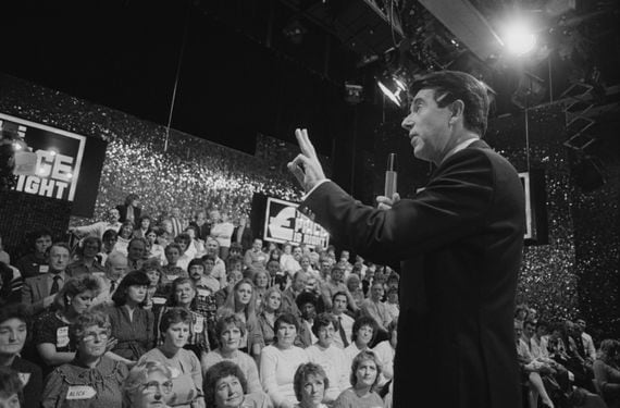 Leslie Crowther hosting the British version of "The Price Is Right" during the 1980s.(Express/Getty images)