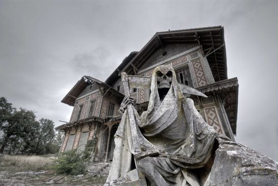 haunted-house-creepy-scary