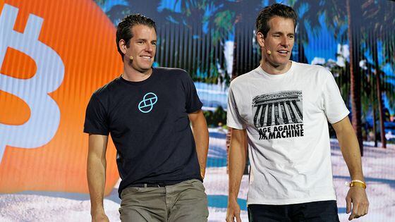Tyler Winklevoss and Cameron Winklevoss (L-R), creators of crypto exchange Gemini Trust Co. on stage at the Bitcoin 2021 Convention (Joe Raedle/Getty Images)