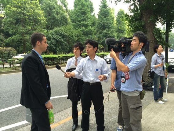 Roger Ver speaks to the Japanese media outside court