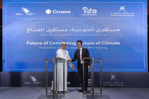Crusoe's CEO Lochmiller signing partnership with Deputy President of OIA and Chairman of OQ, one of the largest oil companies in Oman, Mulham Basheer Al Jarf. (Crusoe)