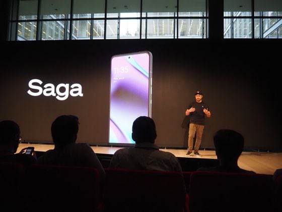 Solana's Anatoly Yakovenko with a rendering of the Saga phone. (Danny Nelson/CoinDesk)
