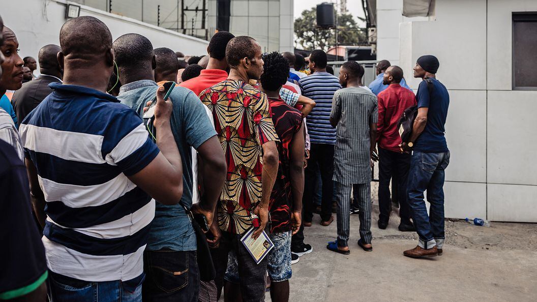 Nigerians waiting to withdraw naira banknotes (Benson Ibeabuchi/Getty Images)