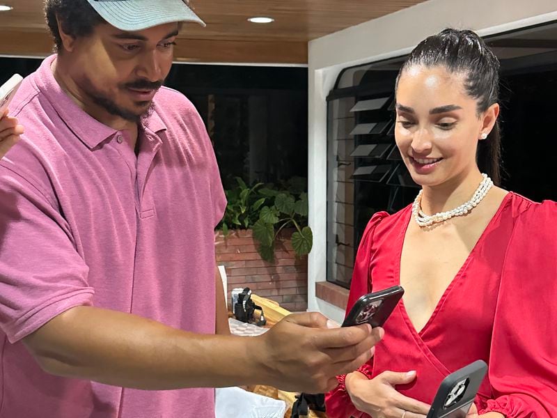 Jonathan Martin compares wallets with Alejandra Guajardo, a.ka. Miss El Salvador.