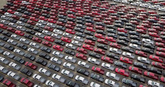 Rows and rows of vehicles representing congestion and high gas fees on Ethereum due to Yuga Labs.