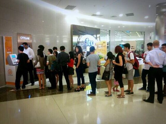 singapore-atm-queue