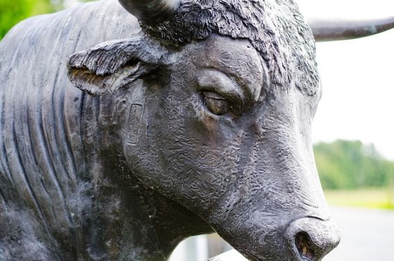 bull statue-2905489_1920
