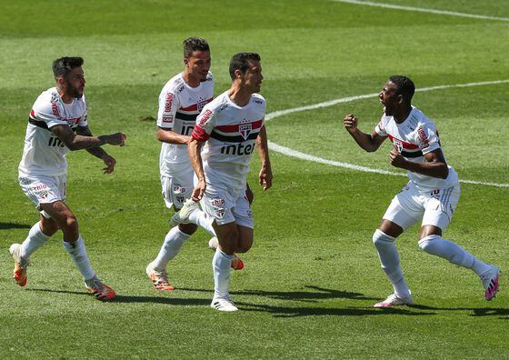Hernanes #15 (center) of Sao Paulo celebrates with his teammates after scoring a goal at Morumbi stadium on Aug. 30, 2020, in Sao Paulo, Brazil. (Alexandre Schneider/Getty Images)