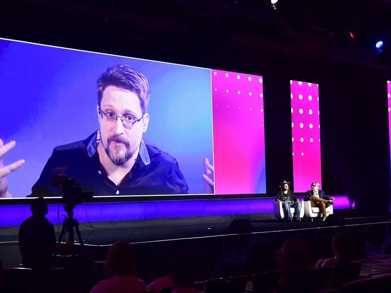 SBOQEOBSSVGQJAFWNV3TAMV43U - Edward Snowden: los investigadores deberían entrenar a la IA 'mejor que nosotros'