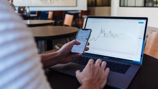Trader looks at lines of support and resistance (Unsplash)