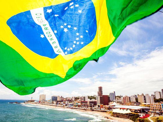 Bandera brasileña flameando sobre el centro y paseo marítimo de Salvador, Brasil. (Getty Images)