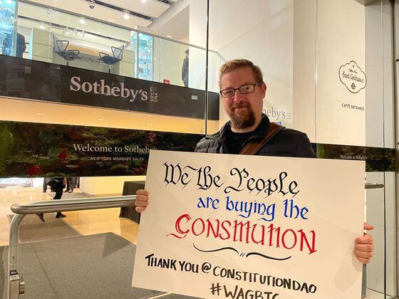 A Sotheby's auction attendee showed his support for ConstitutionDAO. (Danny Nelson/CoinDesk archives)